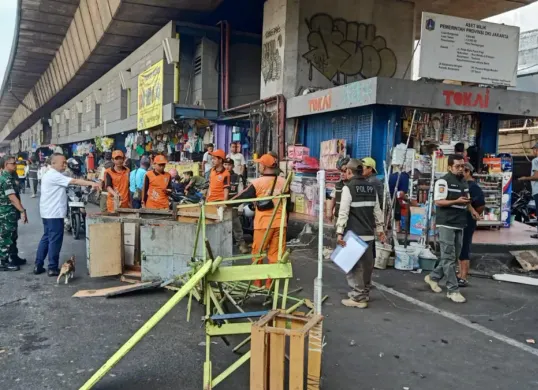 Sejumlah lapak PKL di Pasar Pagi Asemka, Tambora, Jakarta Barat, ditertibkan petugas, Rabu, 29 Maret 2026. (Sumber: Istimewa)