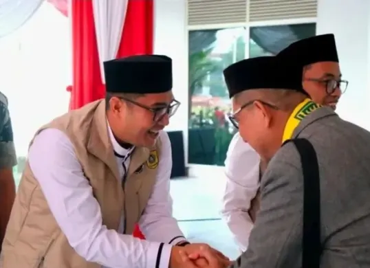 Ketua DPRD Kabupaten Bogor, Sastra Winara, menyalami calon jemaah haji di sela acara pelepasan keberangkatan kloter pertama jemaah haji asal Kabupaten Bogor. (Sumber: Istimewa)