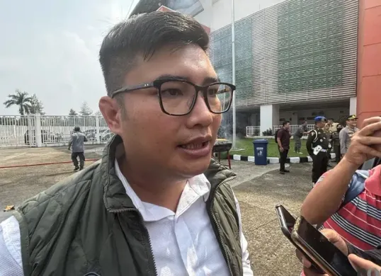 Ketua DPRD Kabupaten Bogor, Sastra Winara, mendukung pengoperasian bus listrik dan berharap angkutan ini dapat menjadi moda transportasi permanen di Kabupaten Bogor. (Sumber: Istimewa)