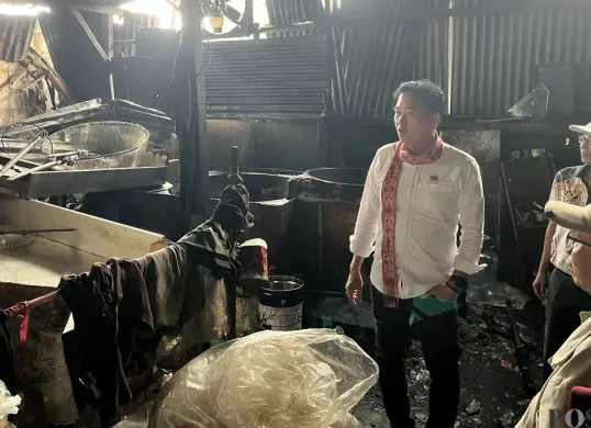 Anggota Komisi A DPRD Jakarta, Kevin Wu mendatangi pabrik di kawasan Kebon Jeruk, Jakarta Barat, Kamis, 30 April 2026. (Sumber: Poskota/Pandi Ramedhan)