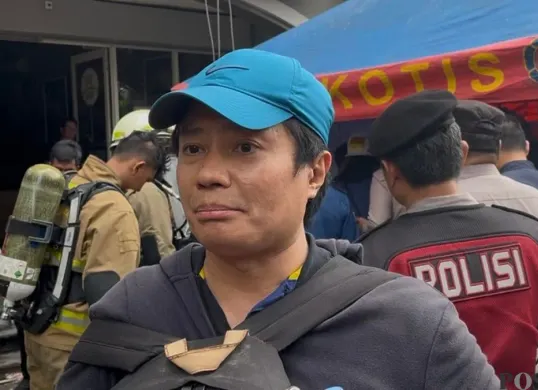 Antonius, 47 tahun, salah satu penghuni apartemen Mediterania Tanjung Duren, Grogol Petamburan, Jakarta Barat, yang selamat dalam insiden kebakaran, Kamis, 30 April 2026. (Sumber: Poskota/Pandi Ramedhan)