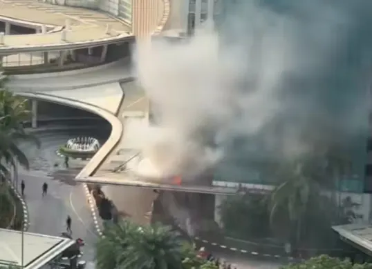 Hotel Pullman di Jakarta Barat kebakaran pada hari ini, Sabtu, 1 Agustus 2026. (Sumber: Threads/Nenaharyotoo)