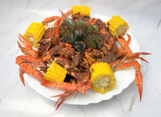 Aneka hidangan seafood segar di Jakarta Selatan, mulai dari kepiting saus Padang, lobster, ikan bakar, hingga kerang dengan berbagai pilihan bumbu favorit. (Sumber: Wikimedia Commons)