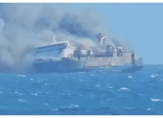 Kapal Motor (KM) Mutiara Sentosa 2 yang melayani rute Surabaya-Makassar dilaporkan terbakar saat tengah berlayar pada Minggu, 2 Agustus 2026. (Sumber: X/@indepenSumatera)