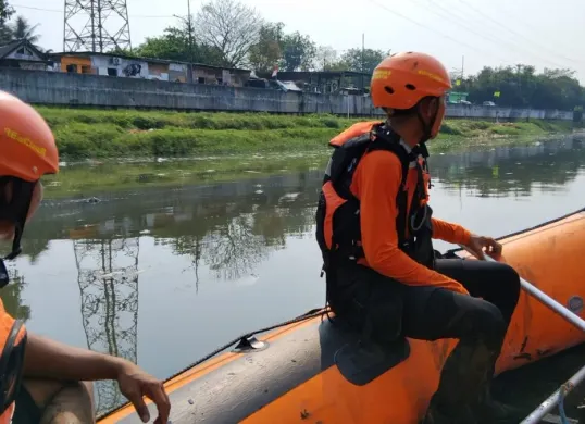 Tim SAR gabungan melakukan pencarian terhadap seorang pemuda diduga tenggelam di Kali Banjir Kanal Barat, Jalan Tanggul Banjir Kanal Barat, Grogol Petamburan, Jakarta Barat. (Sumber: Dok. Istimewa)
