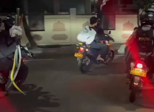 Tim patroli gabungan membubarkan aksi tawuran di Jalan Cipinang Muara, Jatinegara, Jakarta Timur, Minggu, 2 Agustus 2026, sekitar pukul 03.45 WIB. (Sumber: Dok. Polda Metro Jaya)