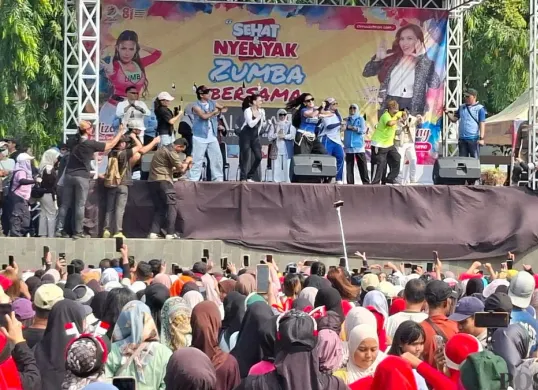 Kemeriahan senam zumba dihadiri ratusan warga di lapangan DOS Kota Depok, Minggu, 2 Agustus 2026. (Sumber: Poskota/Angga Pahlevi)
