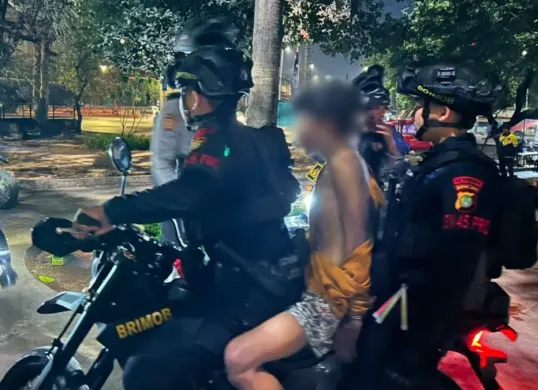 Pemuda diduga terlibat curanmor ditangkap di Jalan Raya Bogor, Ciracas, Jakarta Timur, Senin, 3 Agustus 2026, dini hari WIB. (Sumber: Dok. Istimewa)