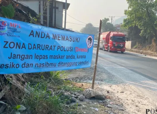 Kondisi kawasan Jalan Raya Cipatat yang terkena dampak debu batu kapur. (Sumber: Poskota/Gatot Poedji Utomo)