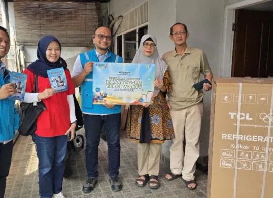 Penyerahan hadiah pemenang undian NGEBUT oleh Manager PLN UP3 Jatinegara Andi Seno Hendriatmoko, kategori "Pelanggan Bayar Taglis Tepat Waktu via PLN Mobile". (Sumber: PLN UID Jakarta Raya)