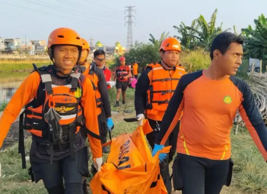 Tim SAR Gabungan menemukan M. Tomul Adi Kurniawan, 19 tahun korban yang diduga terseret arus dan tenggelam di Kali Banjir Kanal Barat (BKB), Grogol Petamburan, Jakarta Barat. (Sumber: Istimewa)