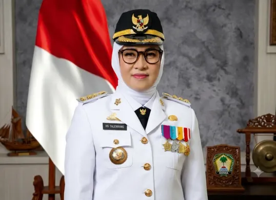 Bupati Gowa, Sitti Husniah Talenrang yang disorot usai menjalani pemeriksaan di Mapolda Sulawesi Selatan terkait penyidikan dugaan tindak pidana korupsi pengadaan seragam sekolah gratis. (Sumber: Dok.Wikipedia)