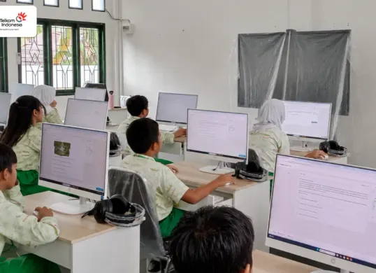 Telkom mendukung penyelenggaraan TKA bekerja sama dengan Dinas Pendidikan Kabupaten Karawang dan Kabupaten Boalemo sebagai bagian dari persiapan implementasi asesmen berbasis digital. (Sumber: Telkom Indonesia)