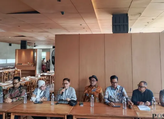 Tim kuasa hukum mantan Jaksa Agung Muda Jampidsus, Febrie Adriansyah saat memberikan keterangan pers di kawasan Senayan, Tanah Abang, Jakarta Pusat, Selasa, 4 Agustus 2026. (Sumber: Poskota/Ali Mansur)