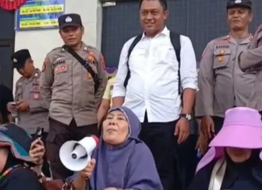 Ratusan warga saat ikut mengawal sidang tuntutan dua terdakwa kasus dugaan penistaan agama di PN Rangkasbitung, Lebak. (Sumber: Istimewa)