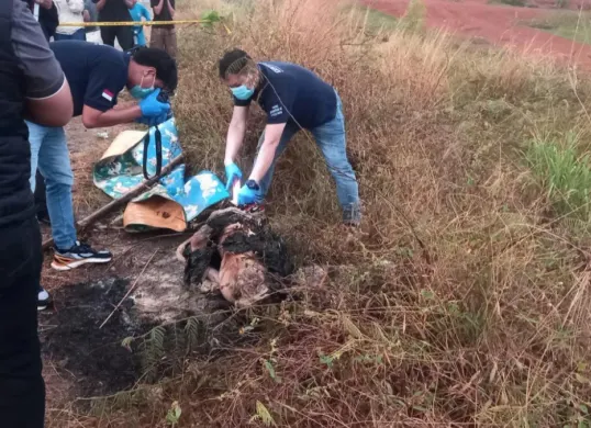 Petugas Inafis Polres Metro Depok melakukan cek tkp kondisi jasad pria tanpa identitas diduga korban mutilasi. (Sumber: Istimewa)
