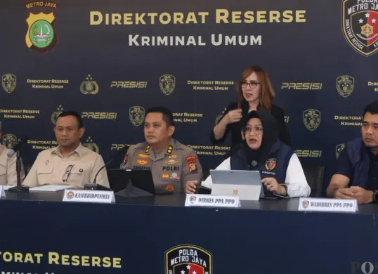 Konferensi pers Polda Metro Jaya terkait pemulangan tiga warga negara Indonesia (WNI) yang menjadi korban tindak pidana perdagangan orang (TPPO) dari Libya, di Polda Metro Jaya, Jakarta Selatan, Selasa, 4 Agustus 2026. (Sumber: Poskota/Ali Mansur)