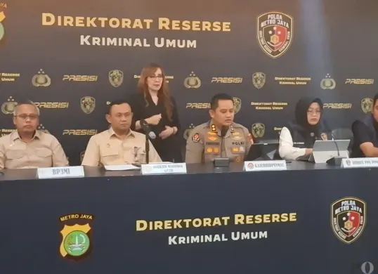 Konferensi pers Polda Metro Jaya terkait pemulangan tiga warga negara Indonesia (WNI) yang menjadi korban tindak pidana perdagangan orang (TPPO) dari Libya, di Polda Metro Jaya, Jakarta Selatan, Selasa, 4 Agustus 2026. (Sumber: Poskota/Ali Mansur)