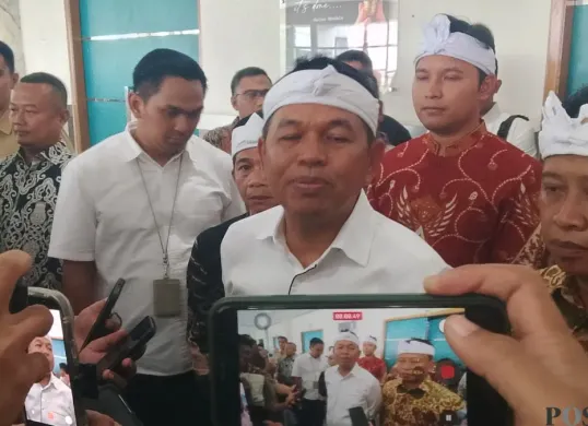 Gubernur Jabar, Dedi Mulyadi memberikan pernyataan kepada wartawan di Kantor BPSDM Jabar, Kota Cimahi, Selasa, 4 Agustus 2026. (Sumber: Poskota/Gatot Poedji Utomo)