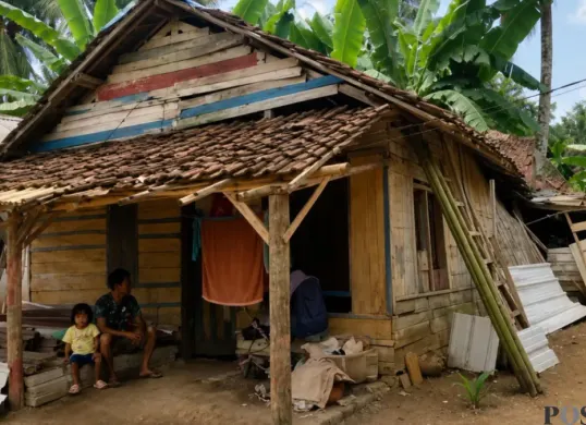 Kondisi rumah warga di Caringin, Labuan, Pandeglang nyaris roboh dan mengaku tak pernah terima bansos PKH serta BPNT. (Sumber: Poskota/Samsul Fatoni)