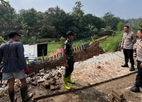 Pihak kepolisian melakukan pengecekan lokasi terjadinya longsor akibat hujan deras di Tajurhalang, Kabupaten Bogor. (Sumber: Polsek Tajurhalang)