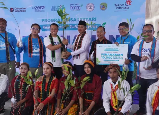 TelkomGroup berkolaborasi dengan pemerintah daerah, mitra, dan masyarakat dalam aksi penanaman 10.000 bibit mangrove di Manggarai Barat, NTT. (Sumber: Dok. Telkom)