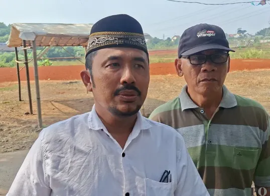 Ketua RT 02 RW 017 Pancoran Mas, Waluyo memberikan keterangan kasus mutilasi di Jalan Kav, Pancoran Mas, Kota Depok, Rabu, 5 Agustus 2026. (Sumber: Poskota/Angga Pahlevi)