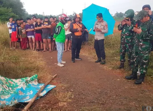 Lokasi TKP penemuan jasad yang dimutilasi di Jalan Kav, Pancoran Mas, Kota Depok, jadi tontonan warga. (Sumber: Poskota/Angga)