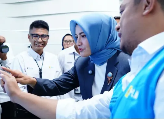 Stafsus Wapres RI, Tina Talisa meninjau sistem canggih pengatur distribusi listrik Jakarta bekerja secara otomatis dalam meminimalisir potensi gangguan di ruang Distibution Control Center PLN UP2D Jakarta. (Sumber: Dok. PLN UID Jakarta Raya)