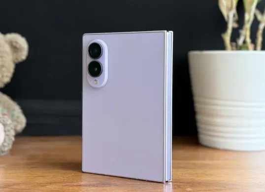 Review Samsung Galaxy Z Fold 8 Ultra setelah dua minggu pemakaian. (Sumber: X/@the_hindu)