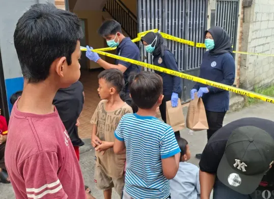 Tim Puslabfor Polri melakukan olah TKP di rumah kontrakan pelaku mutilasi di Gang Belimbing RT 3/RW 5, Cipayung Jaya, Kota Depok, Rabu, 5 Agustus 2026. (Sumber: Poskota/Angga Pahlevi)