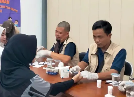 Jajaran Dinkes Pandeglang saat melakukan cek kesehatan gratis. (Sumber: Istimewa)