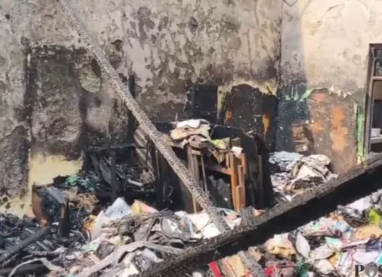 Kebakaran menghanguskan gudang penyimpanan buku di SDN 04 Srengseng Sawah, Jagakarsa, Jakarta Selatan, Kamis, 6 Agustus 2026. (Sumber: Poskota/Ali Mansur)