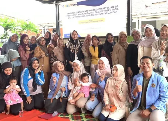 Tim dosen dan mahasiswa Politeknik Negeri Sriwijaya mensosialisasikan penggunaan teknologi vakum frozen food Jajanan Bie Palembang. (Sumber: Dok. Istimewa)
