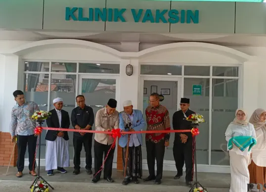 Kepala Kantor Urusan Haji dan Umroh Kabupaten Purwakarta, Syamsi Mufti melakukan gunting pita dibukanya klinik vaksin di RSU Asri, Mulyamekar, Babakancikao, Kabupaten Purwakarta, Kamis, 6 Agustus 2026. (Sumber: Poskota/Dadan Sukmana)