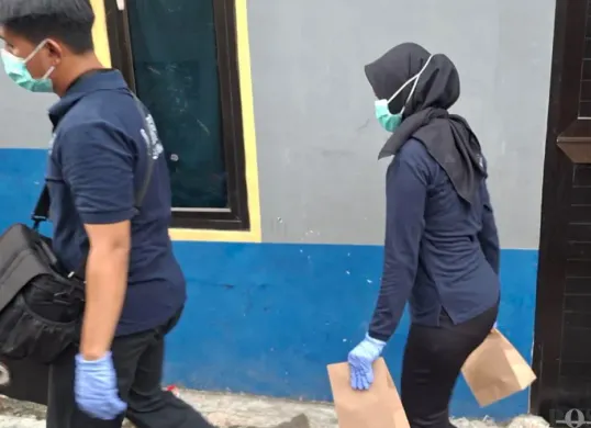 Polisi lakukan olah TKP tempat kontrakan pelaku mutilasi di Depok. (Sumber: Poskota/Angga)