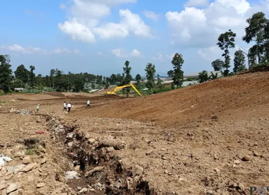 Kondisi wilayah terdampak longsor di Desa Pasirlangu Kecamatan Cisarua Kabupaten Bandung Barat, beberapa waktu lalu. (Sumber: Poskota/Gatot Poedji Utomo)