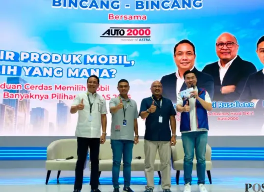 Para narasumber berfoto bersama usai talkshow sebagai penutup rangkaian diskusi mengenai panduan cerdas memilih mobil di tengah beragam pilihan kendaraan yang ditawarkan pada GIIAS 2026. (Sumber: Poskota/Dimas Prasettyo)