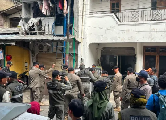 Petugas gabungan membongkar bangunan semi permanen yang berdiri di atas saluran Phb di Jalan Abdul Jalil, Karet Tengsin, Tanah Abang, Jakarta Pusat, Kamis (6/8/2026). (Sumber: Istimewa)