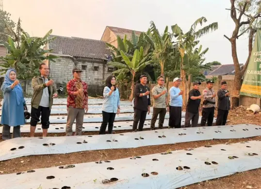 Koordinator BPP Ratujaya, Dip Pramudya memberikan penyuluhan Gerakan Tanam Cabai di Kampung Rawageni, Kelurahan Ratujaya, Kota Depok, untuk memperkuat ketahanan pangan warga. (Sumber: Dok. Istimewa)