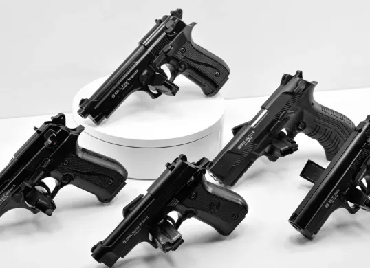 Perbedaan airsoft gun dan senjata api ramai diperbincangkan usai viral penemuan 995 senpi di sekolah Jaksel. (Sumber: Pexels/Felipe Jimenez)