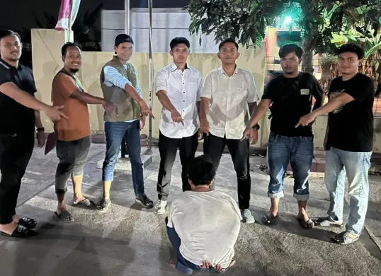 Salah seorang dari empat pelaku komplotan pencurian batang besi ulir ditangkap Polsek Cikande. (Sumber: Dok. Istimewa)