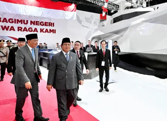 Presiden Prabowo Subianto sedang mengunjungi booth Republikorp saat Indo Defence 2025 di Jakarta. Didampingi oleh Menteri Pertahanan, Sjafrie Sjamsoedin dan Pendiri Republikorp, Norman Joesoef . (Sumber: Istimewa)