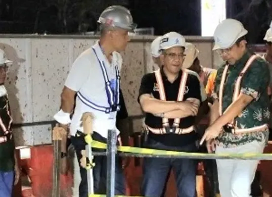 Dirut PT PAM Jaya, Arief Nasrudin saat meninjau langsung lokasi pekerjaan jaringan pipa air di Jakarta. (Sumber: Dok. Istimewa)