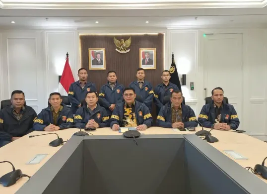 Dittipideksus Bareskrim Polri melimpahkan tersangka AS, mantan Direktur PT DSI, beserta barang bukti ke Kejari Depok setelah berkas perkaranya dinyatakan lengkap (P21) oleh JPU, Rabu, 5 Agustus 2026. (Sumber: Dok. Istimewa)