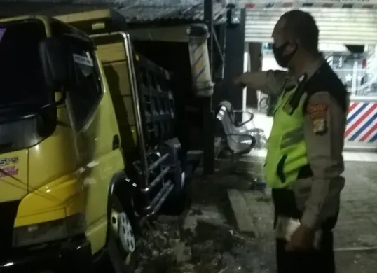 Lokasi truk menabrak warung di Jalan Lereng Indah, Cinere, Kota Depok, Sabtu, 8 Agustus 2026, pagi WIB. (Sumber: Dok. Istimewa)