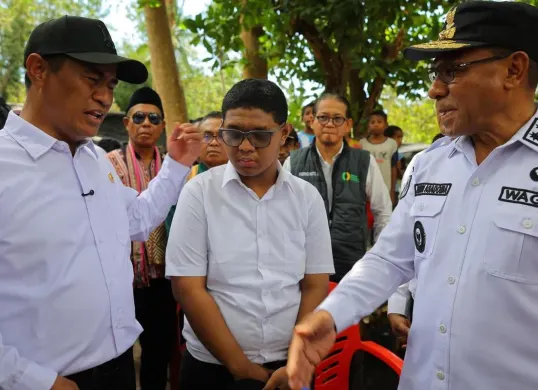 Mahasiswa Universitas Diponegoro (Undip) Adriano Padama viral usai mengkritisi kondisi harga beras di daerah Kabupaten Alor, Nusa Tenggara Timur (NTT) kepada Menteri Pertanian Andi Amran Sulaiman. (Sumber: X/@ditjen_pkh)