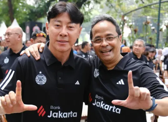 Pelatih Persija Jakarta, Shin Tae-yong (kiri) dan Direktur Utama Bank Jakarta, Agus H. Widodo (kanan). (Sumber: Istimewa)