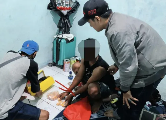 Pelaku saat diamanakan oleh petugas kepolisian. (Sumber: Istimewa)