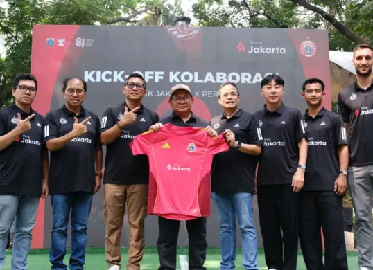 Gubernur DKI Jakarta, Pramono Anung (tengah) bersama pelatih Persija Jakarta Shin Tae-yong dan para pemain di acara Bank Jakarta x Persija Collaboration Kick -Off di Taman Suropati, Menteng, Jakarta Pusat, Minggu, 9 Agustus 2026. (Sumber: Istimewa)
